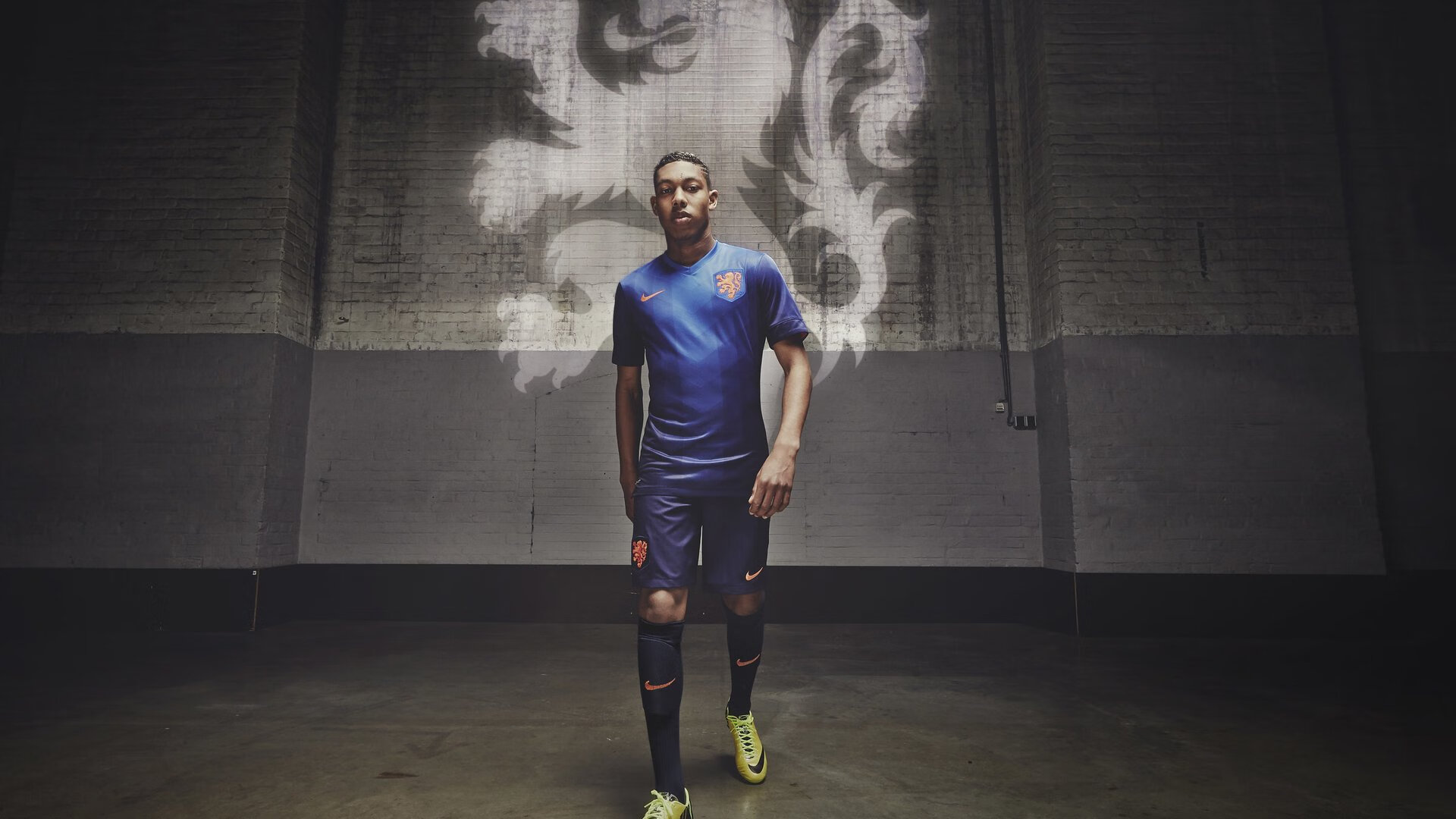 中国速度滑冰队再创佳绩 小将张磊打破全国纪录